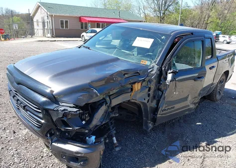 2021 Ram 1500 Big Horn 4X4 5'7 Box z USA, uszkodzony, nr VIN 1C6SRFFT4MN722848